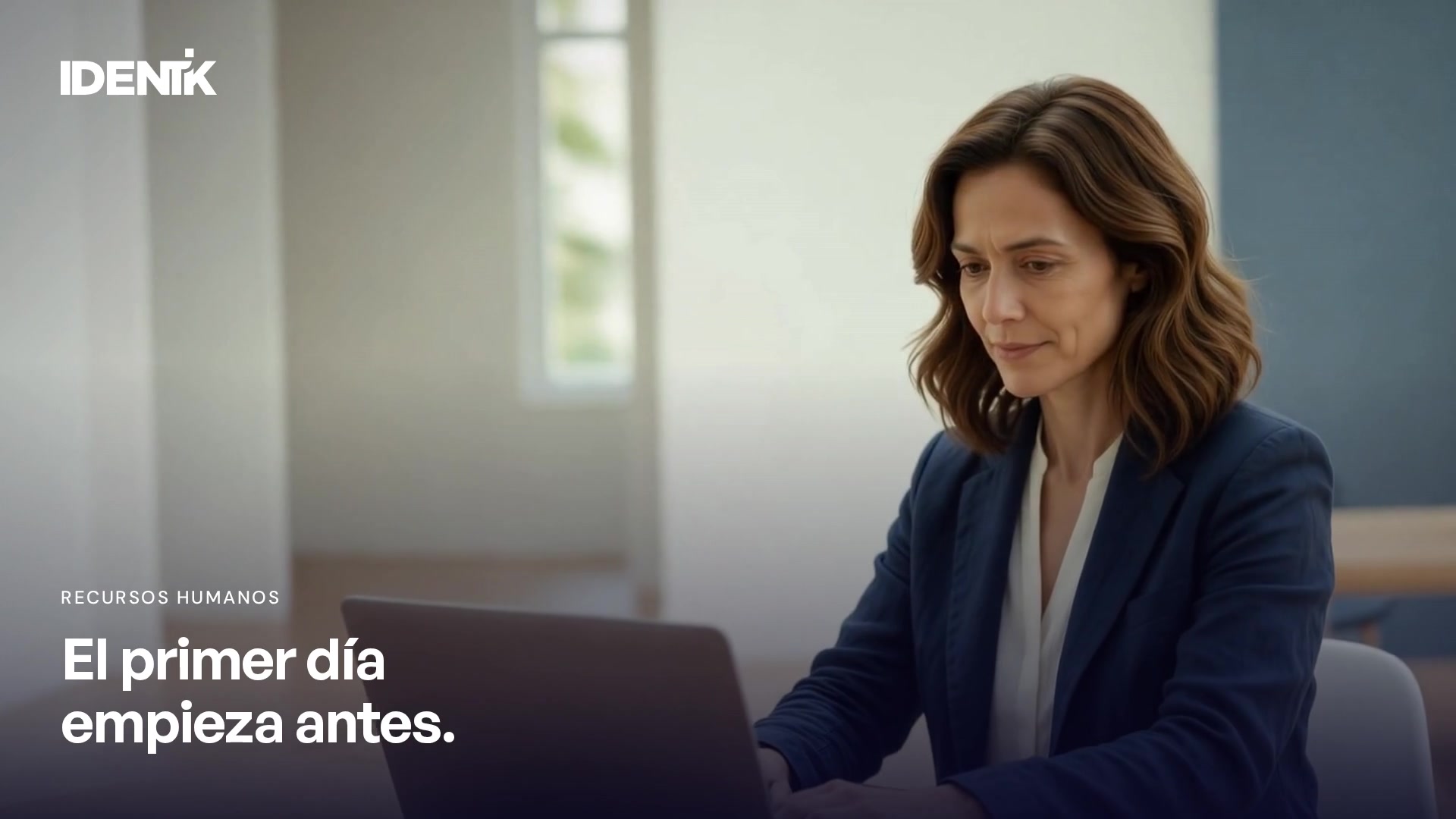 Una profesional de Recursos Humanos organiza la documentación desde su computadora.