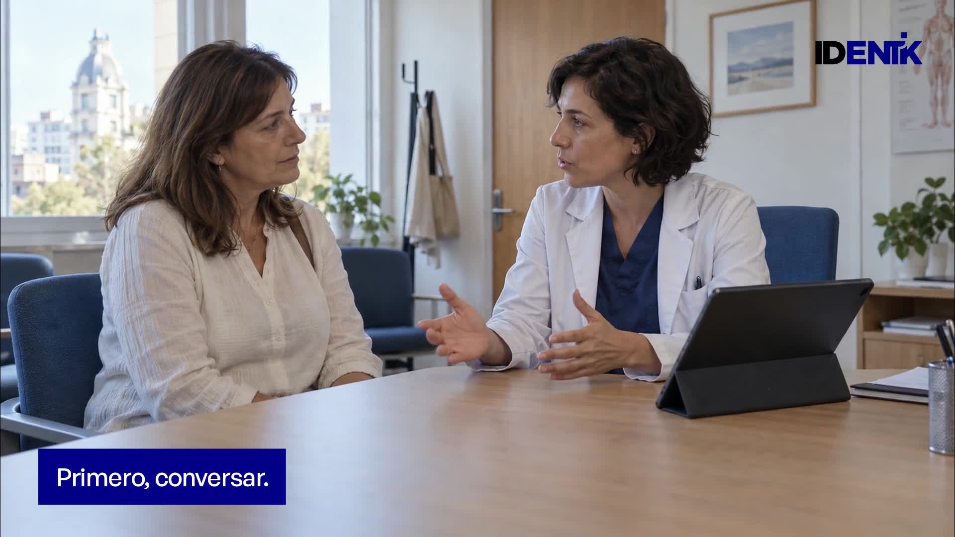 Una médica explica el procedimiento a la paciente antes de firmar su consentimiento online.