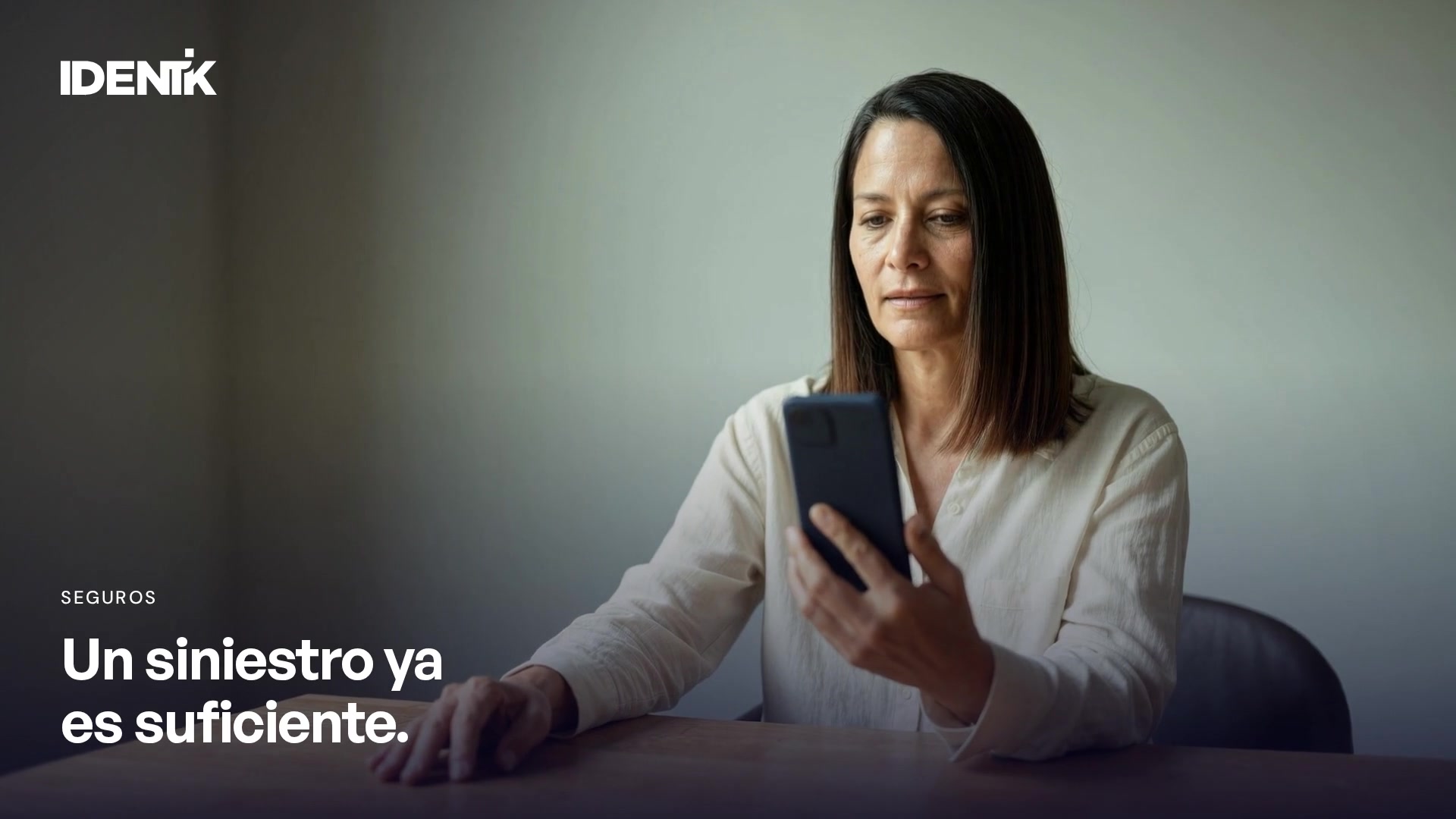 Una asegurada revisa la documentación desde su celular.